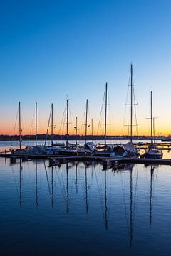 Le port de la ville au petit matin dans la ville hanséatique de Rostock sur Rico Ködder