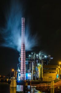 Fabriek bij nacht van Renate Oskam