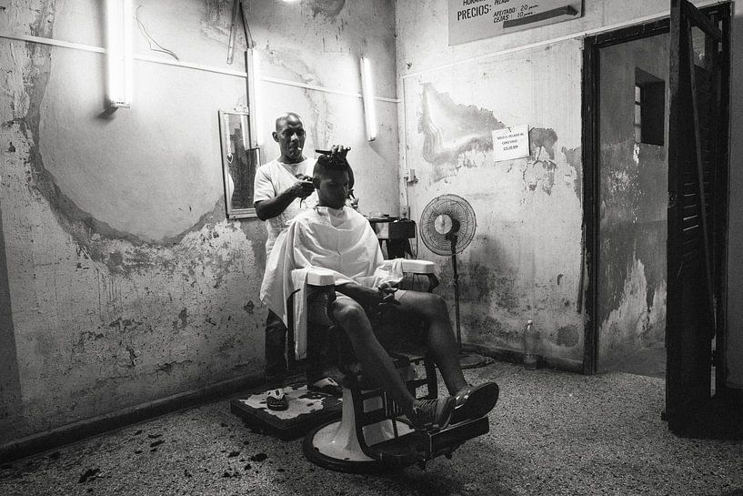 Kapper in Havana, Cuba van Hans Van Leeuwen