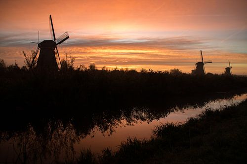 Les moulins à vent au lever du soleil