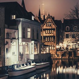 Brugge bij nacht – Sprookjesachtige sfeer aan de Reien (Warme sepia) van Daan Duvillier | Regio in de Kijker