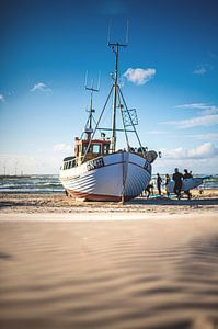 Fischerboot am Strand von Løkken von Florian Kunde