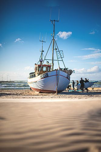 Vissersboot aan het strand van Løkken