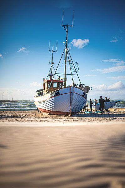 Bateau de pêche sur la plage de Løkken par Florian Kunde