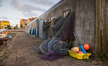 Kleurrijk Stil Leven aan de Haven: Fotokunst van de Nederlandse Kust