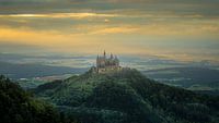 Burg Hohenzollern auf einem Hügel mit Sonnenuntergangslandschaft von Jan Hermsen Miniaturansicht