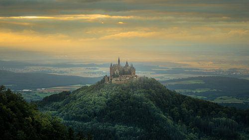Burg Hohenzollern auf einem Hügel mit Sonnenuntergangslandschaft