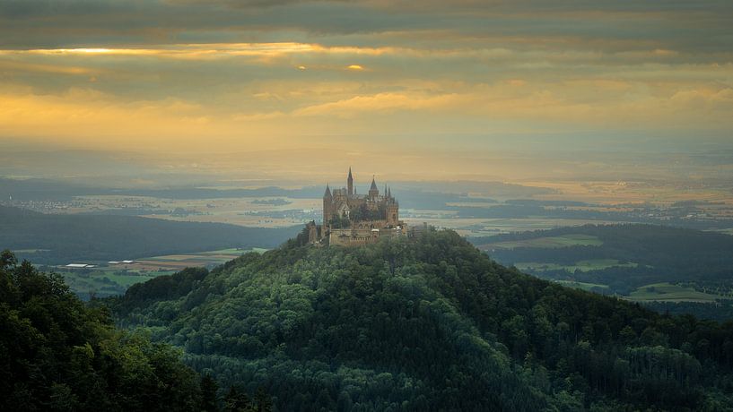 Kasteel Hohenzollern op een heuvel met een zonsonderganglandschap van Jan Hermsen