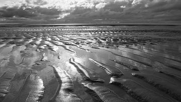 Wellen im Sand von Zeeland op Foto
