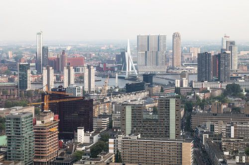 Het stadscentrum van Rotterdam met de Erasmusbrug