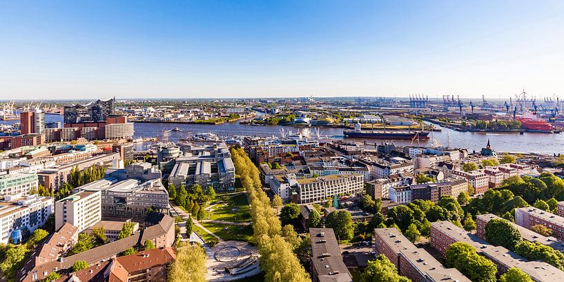 Hamburg met de Elbphilharmonie en de haven van Hamburg van Werner Dieterich
