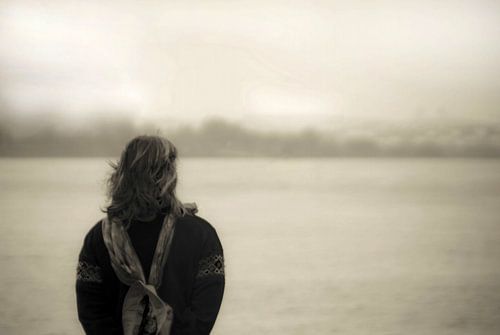 Ze kijkt hem verlangend na