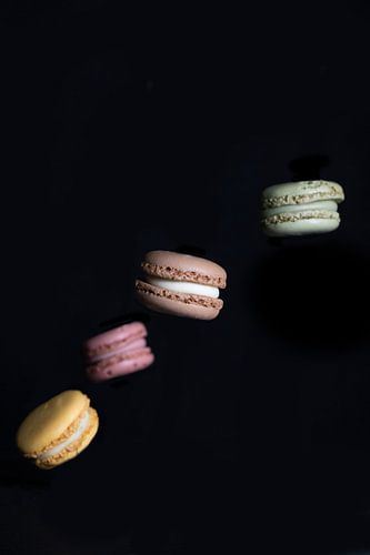 Licht en luchtig zwevende kleurrijke macarons