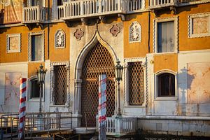 Venetiaans huis in de avondzon van Arja Schrijver Fotografie