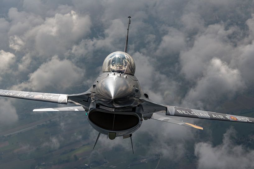 F-16 "Dark Falcon" air-to-air gefotografeerd boven België. van Jaap van den Berg