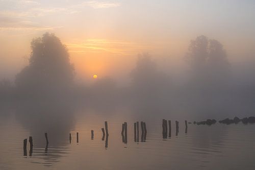 Een mooie zonsopgang in de waterrijke omgeving van Grouw