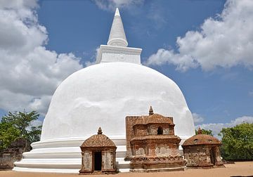 Stupa in Sri Lanka van Frans van Huizen