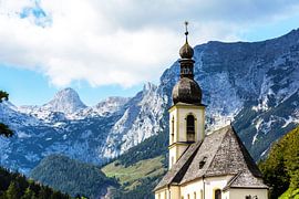 Ramsau bei Berchtesgaden -Parochiekerk St. Sebastian met bergpanorama van Frank Herrmann