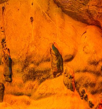 Gnomes et trolls sur le mur d'une grotte. sur kall3bu