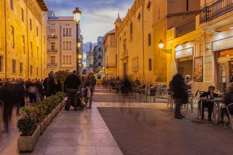 Valencia straat scène in de avond van Elroy Spelbos Fotografie