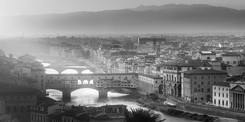 Florence met de brug Ponte Vecchio in zwart-wit .