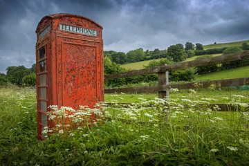 Landschap met oude telefooncel. Wales. Engeland. van Albert Brunsting