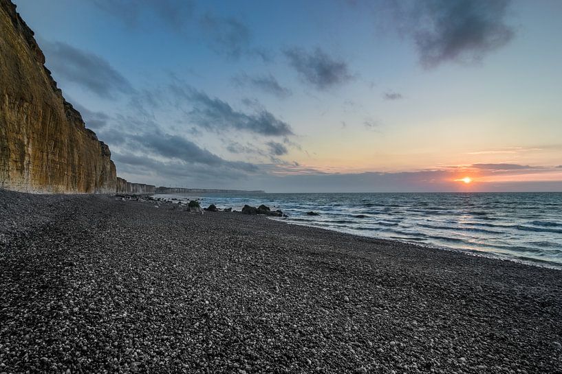 Fantastische zonsondergang aan de Normandische kust van Patrick Verhoef