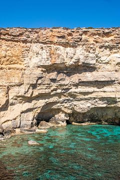 Eau bleue claire sur les falaises de Comino I Malte