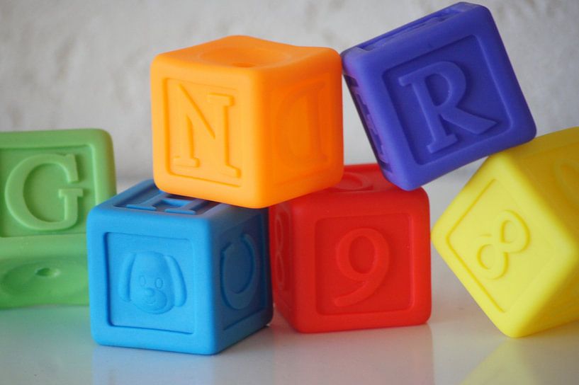 Blocs de lettres colorés par Mees van der Wiel