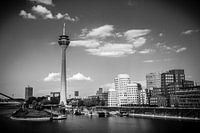 Düsseldorf Medienhafen und Rheinturm schwarz-weiss