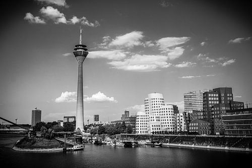 Düsseldorf Mediahaven en Rijntoren zwart-wit