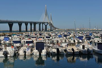 Jachthaven van Cádiz met Puente de la Pepa van Silva Wischeropp