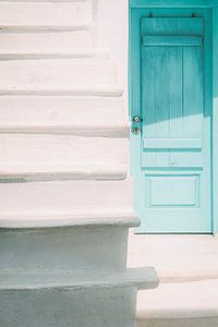 Blaue Tür neben einer weißen Treppe | Fine Art Photo Print
