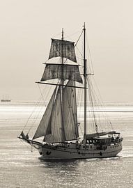 Segelschiff auf dem Wattenmeer. von Hennnie Keeris