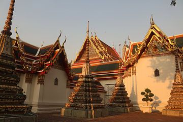 Een derde groep stoepa's bij Phra Chedi Rai in de Wat Pho tempel in Bangkok. van kall3bu