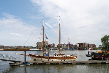 Klassiek schip, aangemeerd aan het Wantij in Dordrecht  (kleur) van Rick Van der Poorten