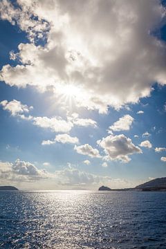 Azuurblauwe zee in de zon bij Ischia, Italië van Christian Müringer