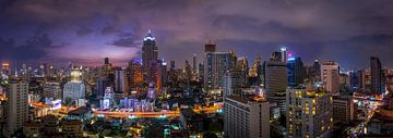 Bangkok skyline na de zonsondergang