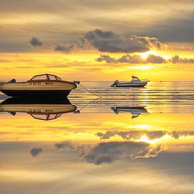 Bootjes op Waddenzee met perfecte reflectie. van Justin Sinner Pictures ( Fotograaf op Texel)
