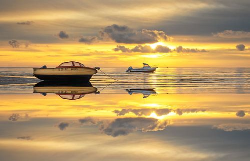 Bootjes op Waddenzee met perfecte reflectie.