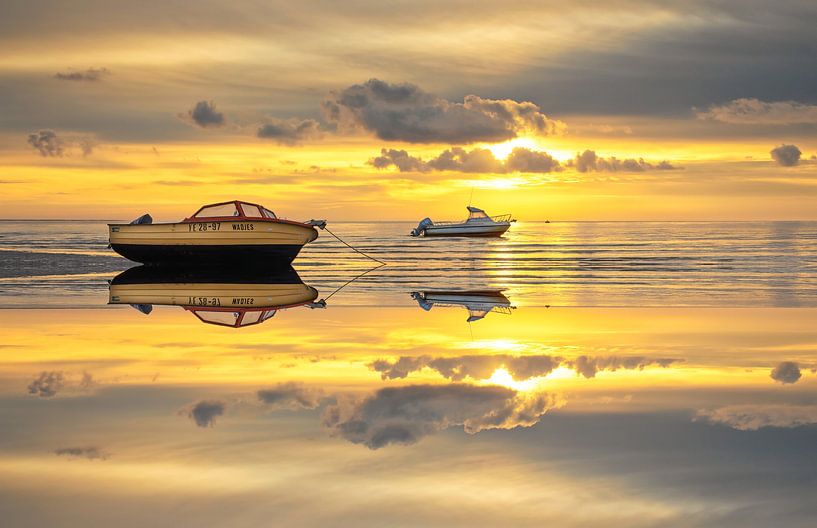 Bootjes op Waddenzee met perfecte reflectie. van Justin Sinner Pictures ( Fotograaf op Texel)