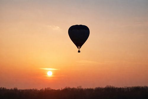 Heißluftballon bei Sonnenaufgang über dem Horizont