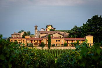 Sonnenuntergang über den Weinbergen von Franciacorta