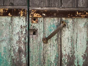 Gros plan d'une vieille porte en bois bleu turquoise sur Art By Dominic