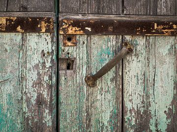 Nahaufnahme einer alten türkisblauen Holztür
