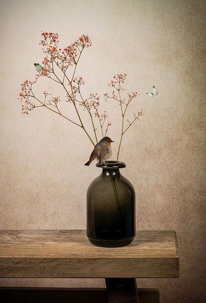Modernes Stillleben: Vase mit Spatz von Marjolein van Middelkoop