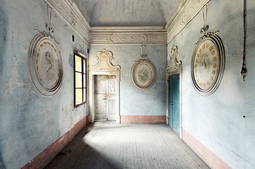 Blauwe kamer in verlaten villa