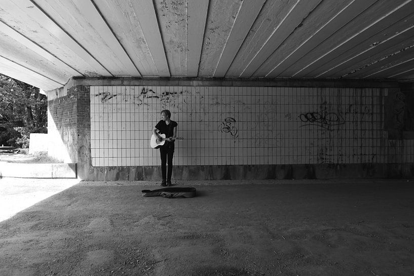 Ein einsamer Musiker. von JRobert Photography