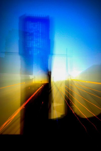 De toren van het gemeentehuis in Houten door lange sluitertijd twee maal zichtbaar tijdens het blauw par Margreet van Beusichem