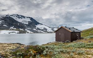 Holzhaus oder Hütte an der berühmten County Road 55. Höchste Bergstraße Norwegens, Teil der National
